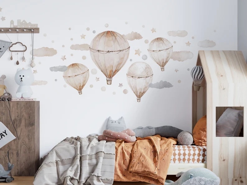 Muursticker - Biege pastelkleurige luchtballon met wolken en sterren